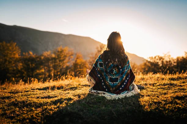 portada de mujer meditando